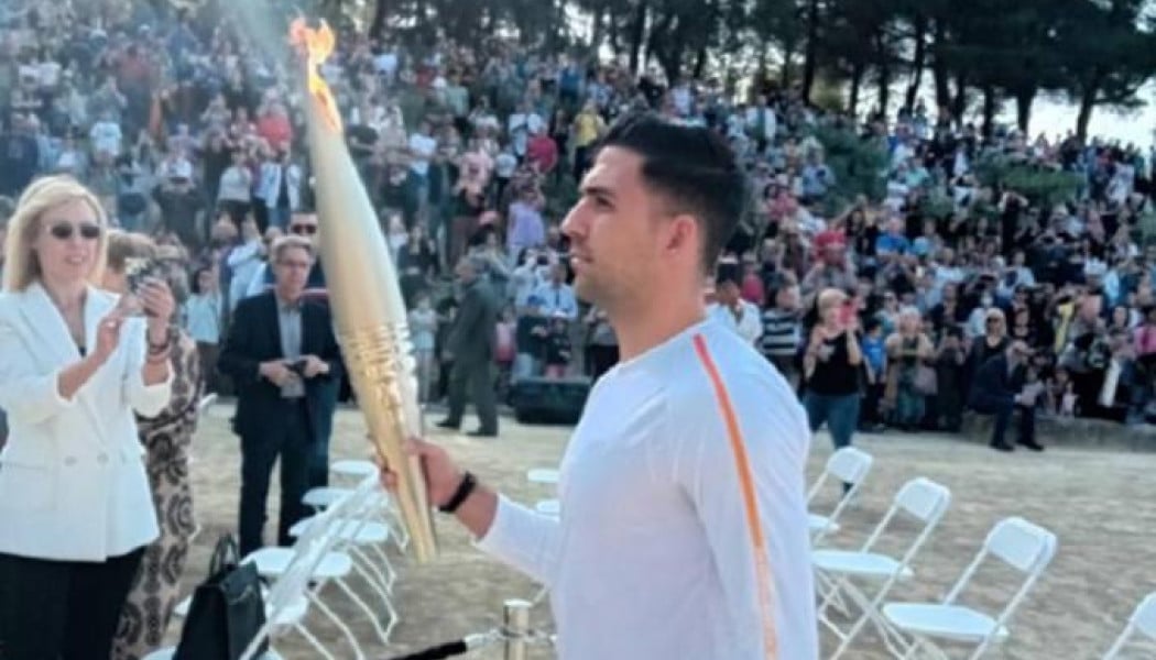 Μεγάλη τιμή: Ο Μπακασέτας μετέφερε την Ολυμπιακή Φλόγα στη Νεμέα (BINΤΕΟ)