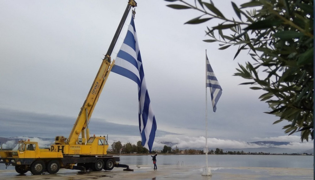 Συνελήφθη άτομο που αφαίρεσε ελληνική σημαία από κατάστημα στην Κομοτηνή