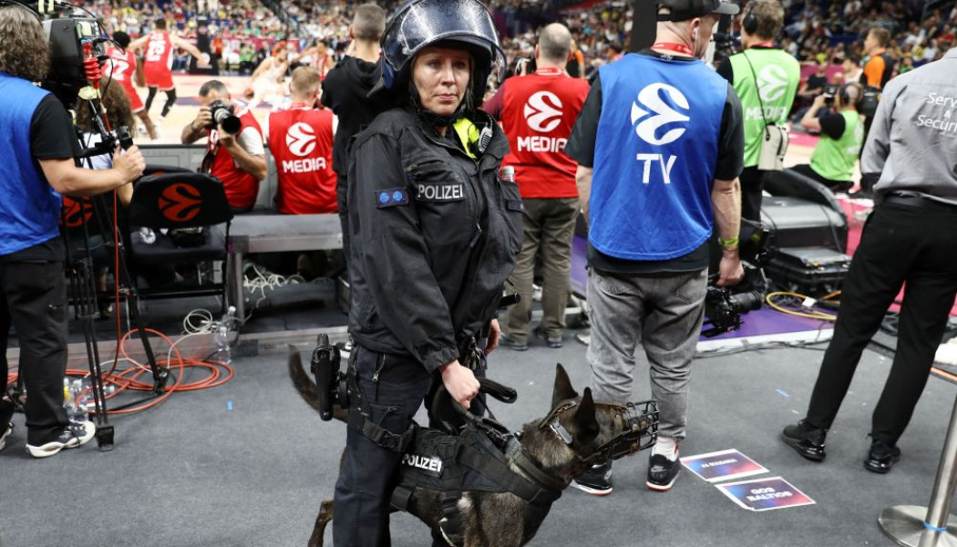 Αστυνομικοί και σκυλιά περικύκλωσαν τον πάγκο του Ολυμπιακού!