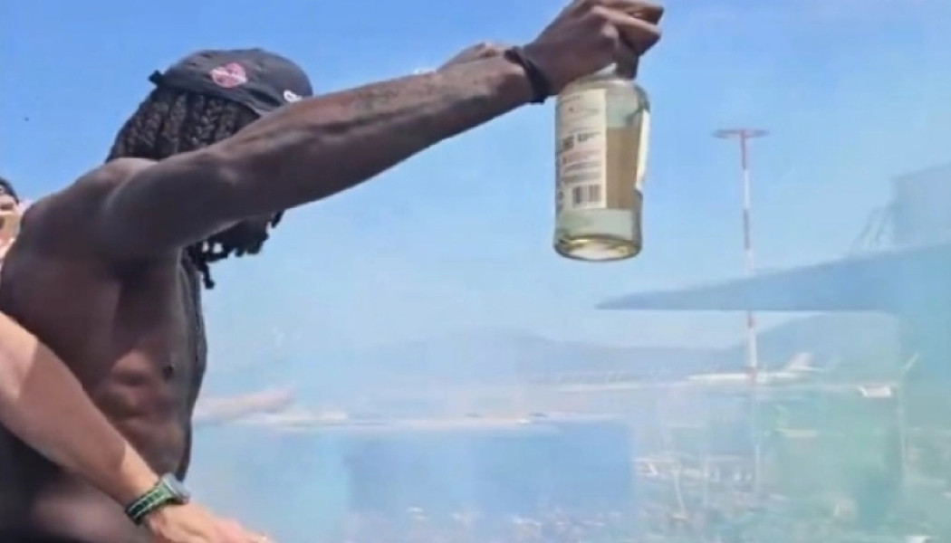 Τρέλα Λεσόρ: Ημίγυμνος με μπουκάλι ουίσκι και καπνογόνο στο πούλμαν! (Vid)