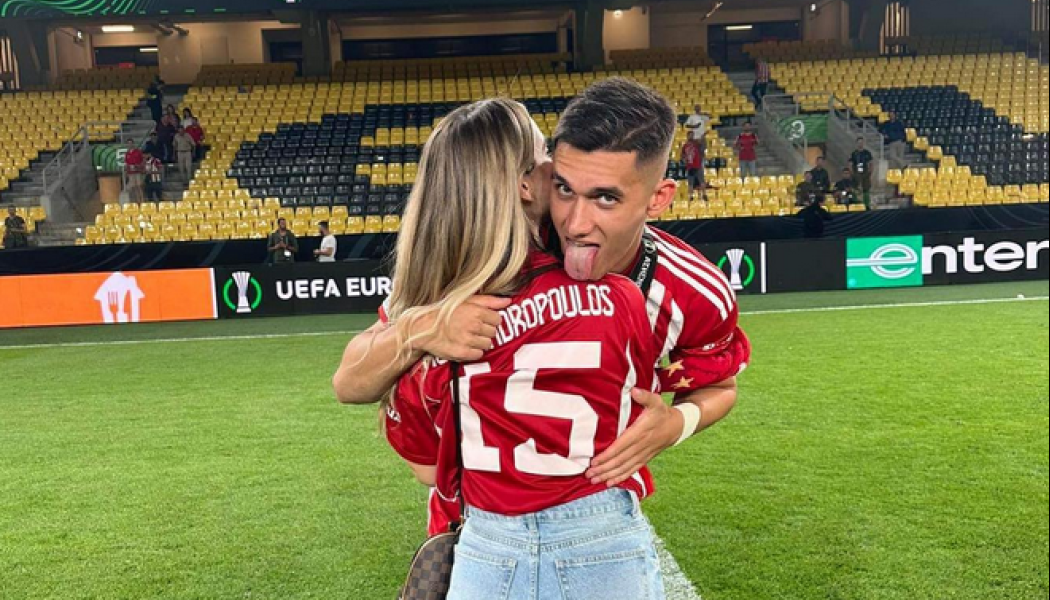 Η εντυπωσιακή σύντροφος του Αλεξανδρόπουλου - Φιλιά μέσα στο γήπεδο (ΦΩΤΟ)