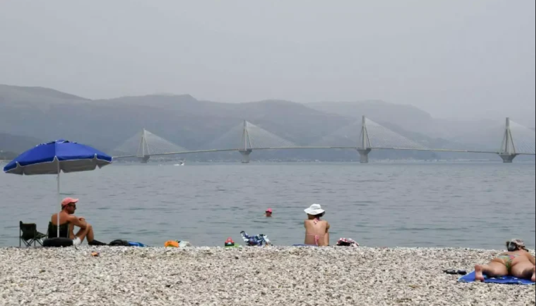 Έκανε μπάνιο γυμνός, αντιστάθηκε στους αστυνομικούς και έφυγε με χειροπέδες