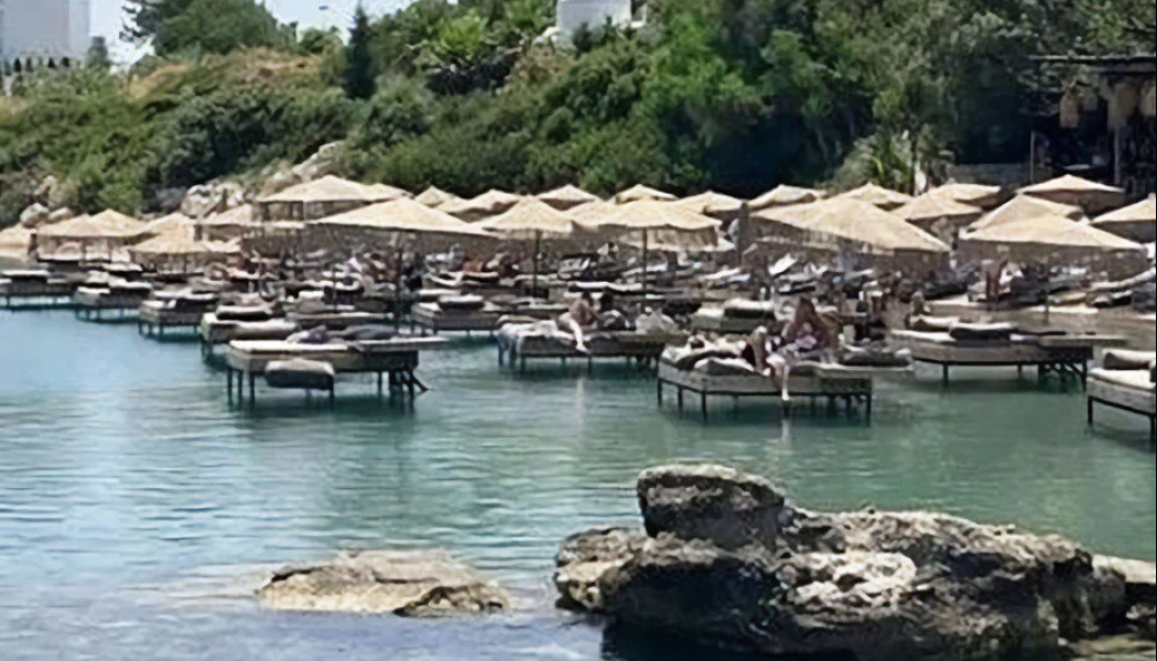 Beach bar στη Ρόδο απευθύνει κάλεσμα για πάρτι, παρά το "λουκέτο" από Δήμο!