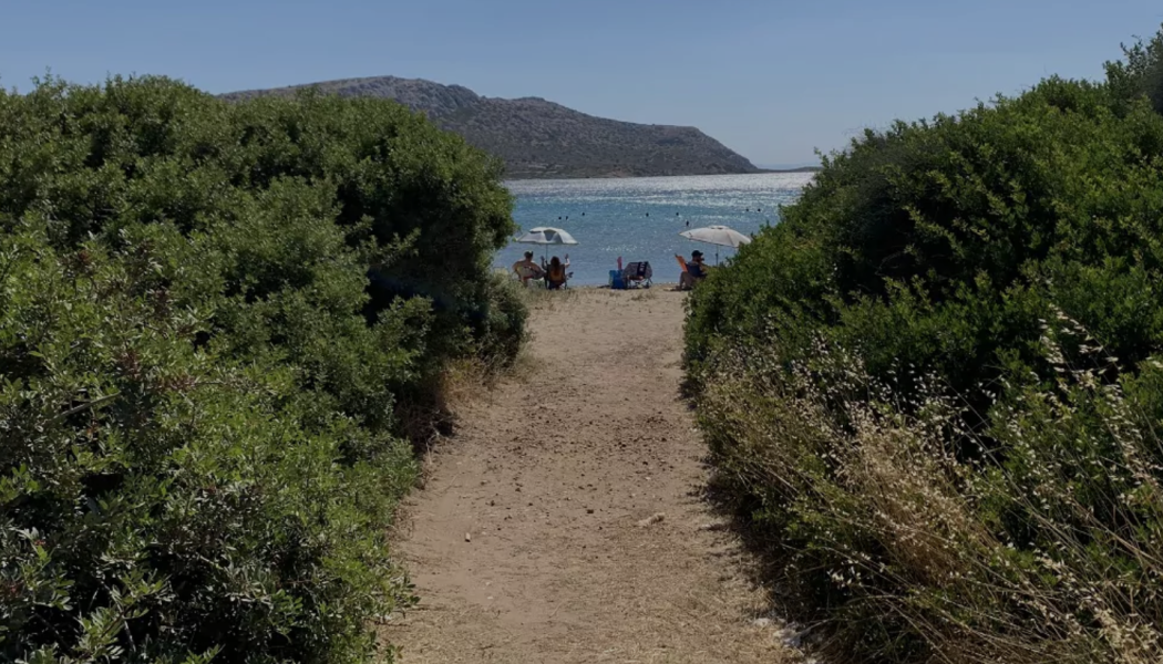 Ο Χάρακας είναι μία από τις ομορφότερες παραλίες της Αττικής - Δες το γιατί