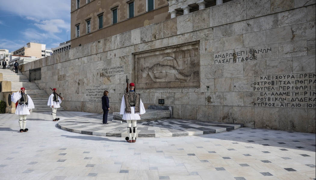 Τι σημαίνουν οι επιγραφές στο Μνημείο του Άγνωστου Στρατιώτη