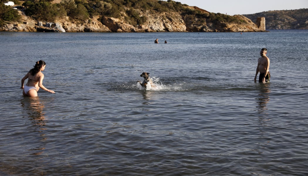 Τρεις παραλίες της Αττικής για μπάνιο το Σαββατοκύριακο