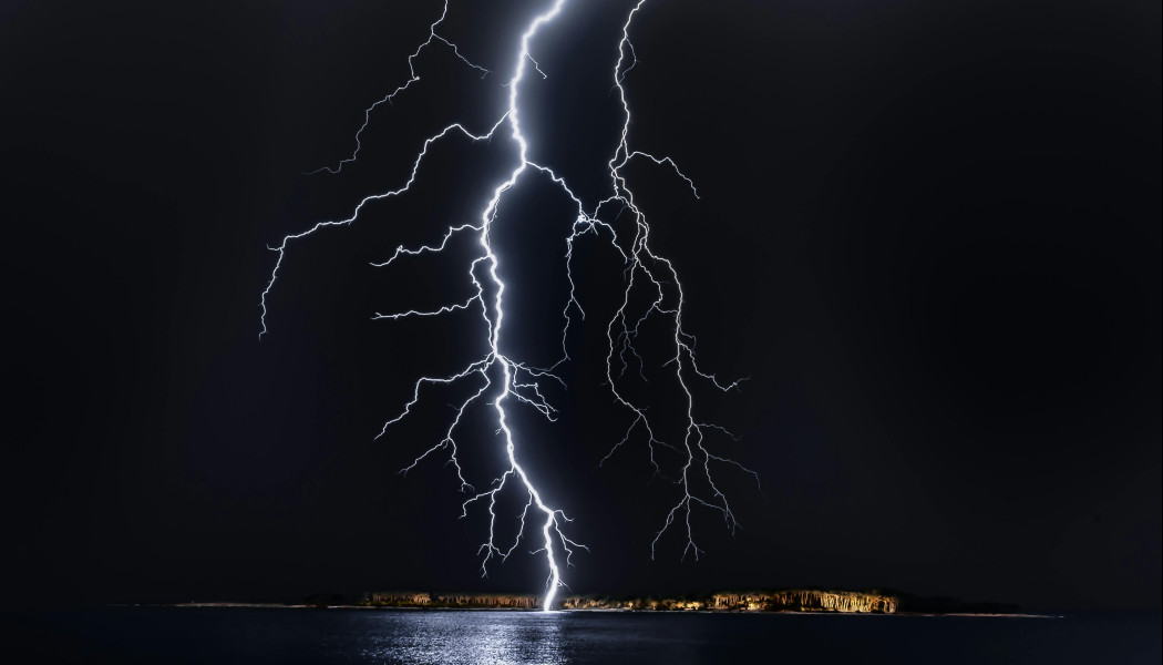 Κόβεται στα δύο η χώρα! Ραγδαία αλλαγή καιρού - Προσοχή στους κεραυνούς