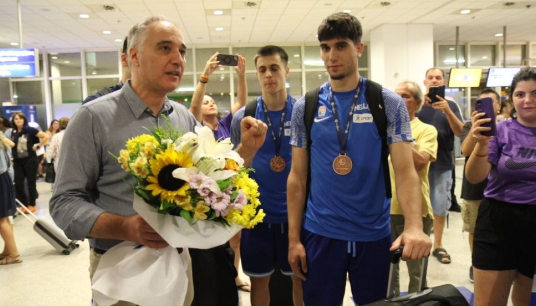 Η άφιξη της Εθνικής U20 με το χάλκινο μετάλλιο από το Ευρωμπάσκετ (Vid)