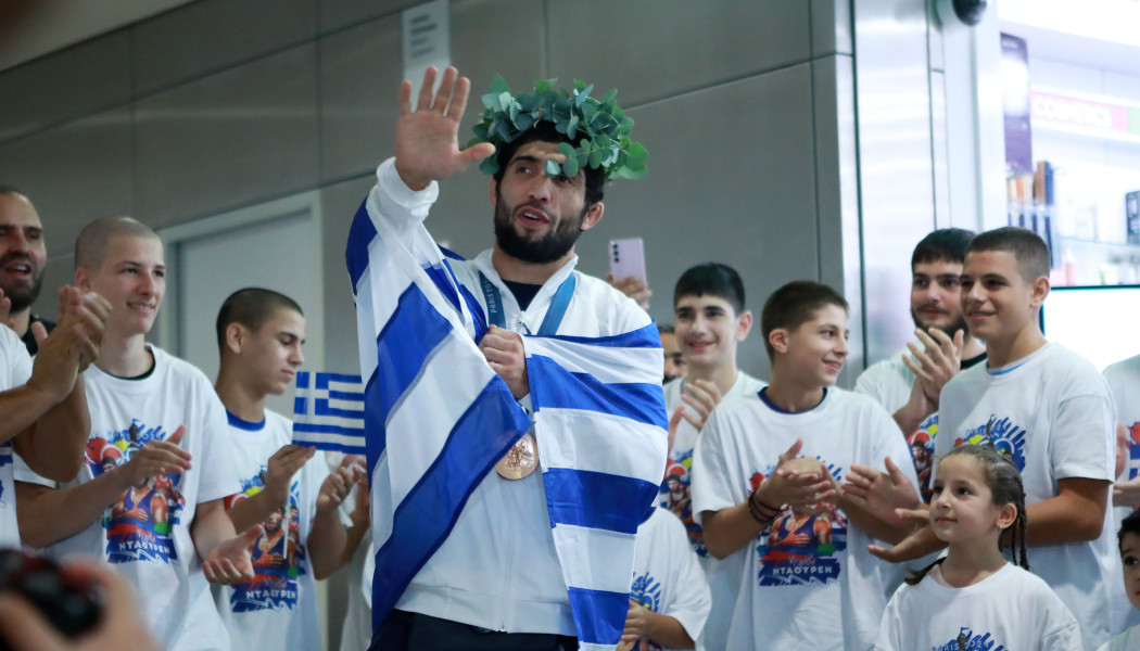 Αποθεώθηκε η ελληνική αποστολή στο αεροδρόμιο - Στα... χέρια ο Κουρουγκλίεφ