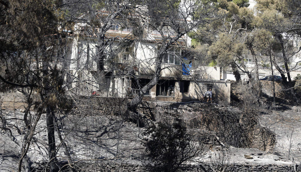 Φωτιά στην Αττική – Σχεδόν 100 σπίτια έγιναν στάχτη