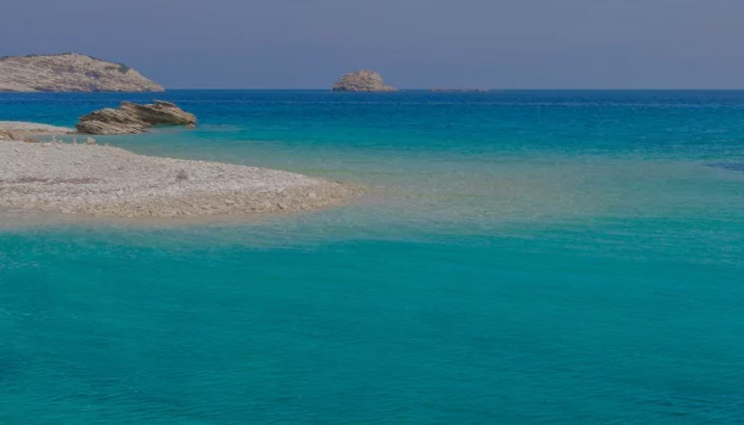 Διακοπές στο νησί της Ελλάδας όπου απαγορεύονται οι ξαπλώστρες!