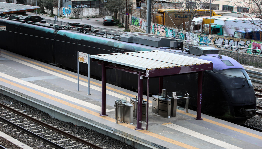 Hellenic Train: Σοκάρουν οι ΦΩΤΟ από σύγκρουση του προαστιακού με δέντρο