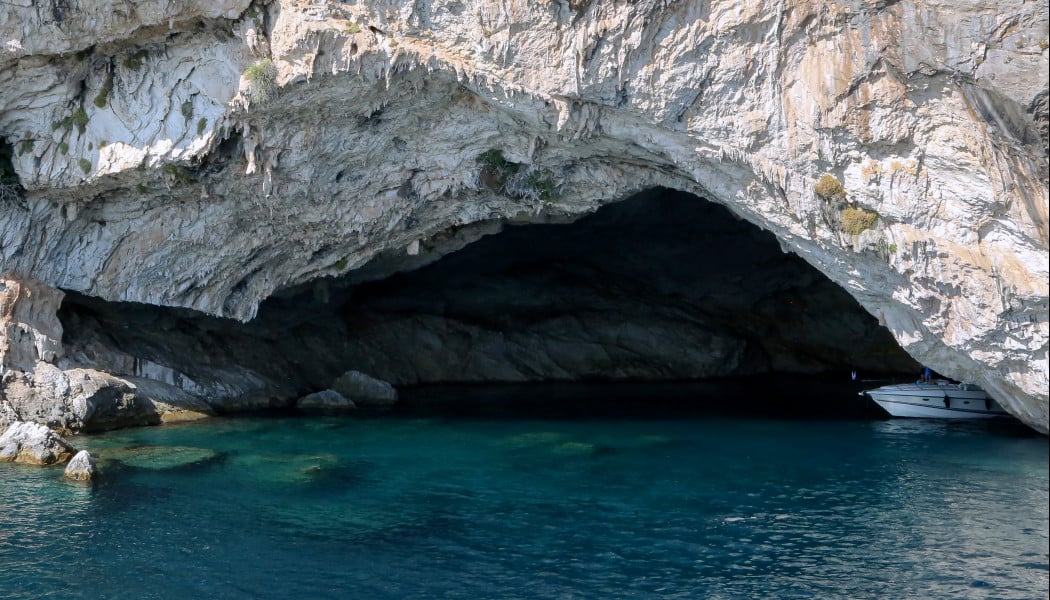 Το απόκοσμο σκηνικό μέσα σε μια σπηλιά στην Ηλεία (ΦΩΤΟ)