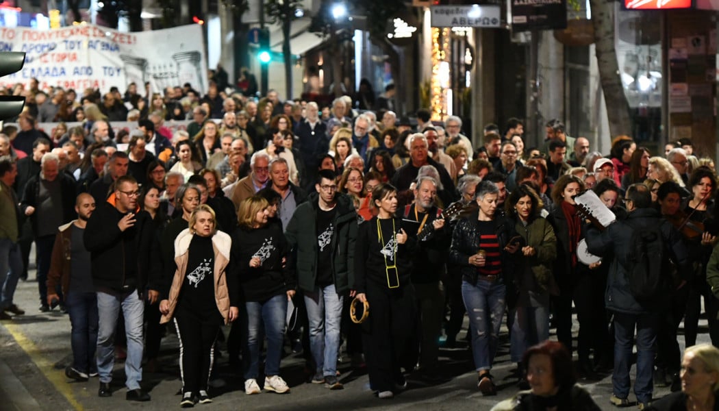 Επεισόδια στην πορεία για το Πολυτεχνείο στη Θεσσαλονίκη– «Βροχή» μολότοφ!