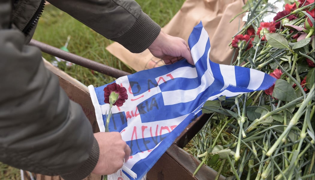 Πολυτεχνείο: Σε ποιον ανήκει η κεφαλή που αφήνουν λουλούδια στις 17 Νοέμβρη