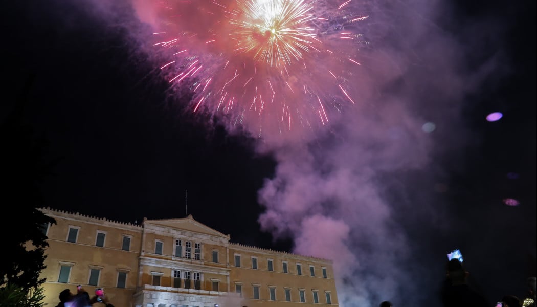 Πώς μπορεί να χαλάσει η γιορτή στο Σύνταγμα; Ο φόβος Δούκα για το ρεβεγιόν