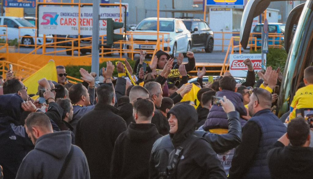 Χαμός στο αεροδρόμιο απ'τους ΑΕΚτζήδες! Τρέλα με Αλμέιδα-παίκτες