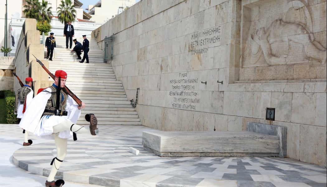 Τι ακριβώς σημαίνουν οι επιγραφές στο Μνημείο του Άγνωστου Στρατιώτη