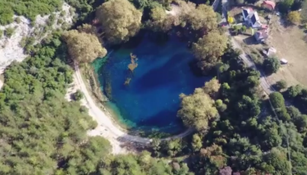 Η "γαλάζια λίμνη" της Ελλάδας (ΦΩΤΟ - ΒΙΝΤΕΟ)