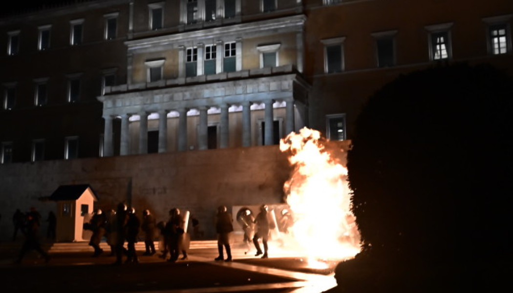 Πεδίο μάχης ξανά το Σύνταγμα! "Βροχή" οι μολότοφ σε διαδήλωση για τα Τέμπη