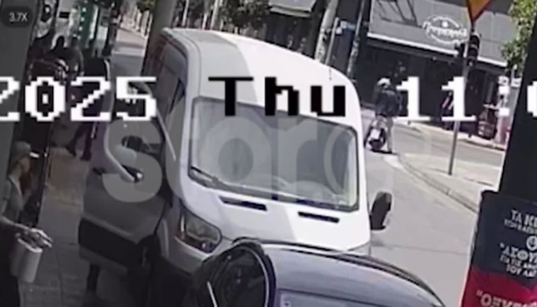 Σοκ: Οδηγός ΙΧ παρασύρει μηχανή στα Καμίνια και εξαφανίζεται (ΒΙΝΤΕΟ)