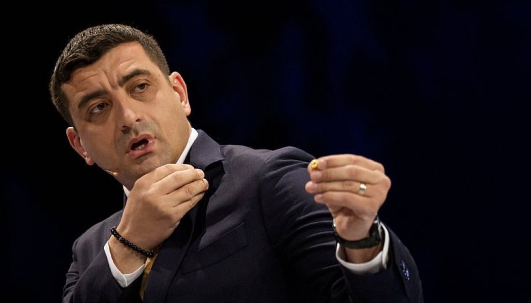 Ο πρώην «χούλιγκαν» που στοχεύει την προεδρία της Ρουμανίας
