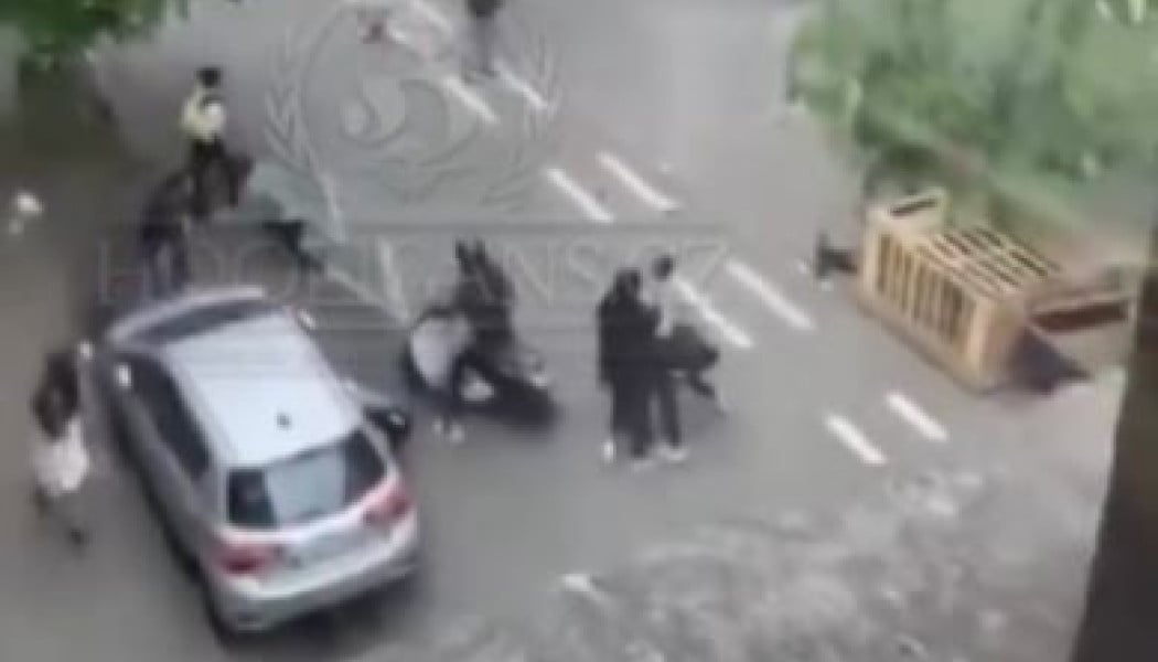 Σοκαριστικό βίντεο: Οπαδός της Άντερλεχτ πατούσε με το μηχανάκι αντίπαλο!