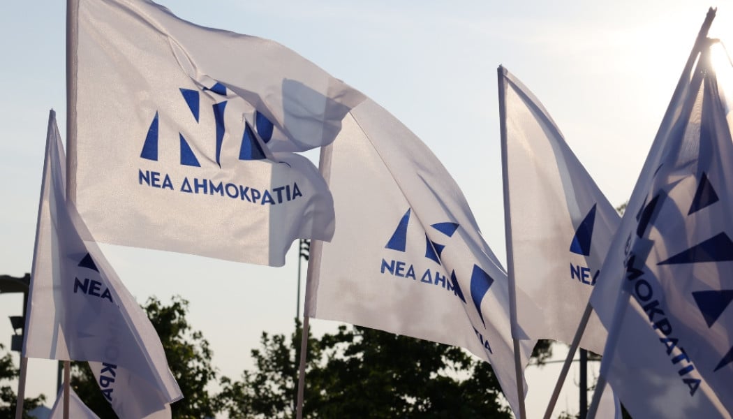 Τι σχεδιάζουν οι 13 βουλευτές της ΝΔ πίνοντας κρασί και τρώγοντας μεζέδες;