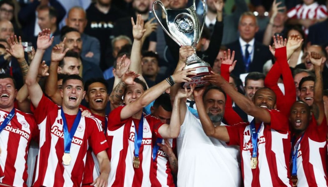 Το σήκωσε ο Ολυμπιακός! Μαρινάκης & οι αρχηγοί σφράγισαν τη θρυλική σεζόν