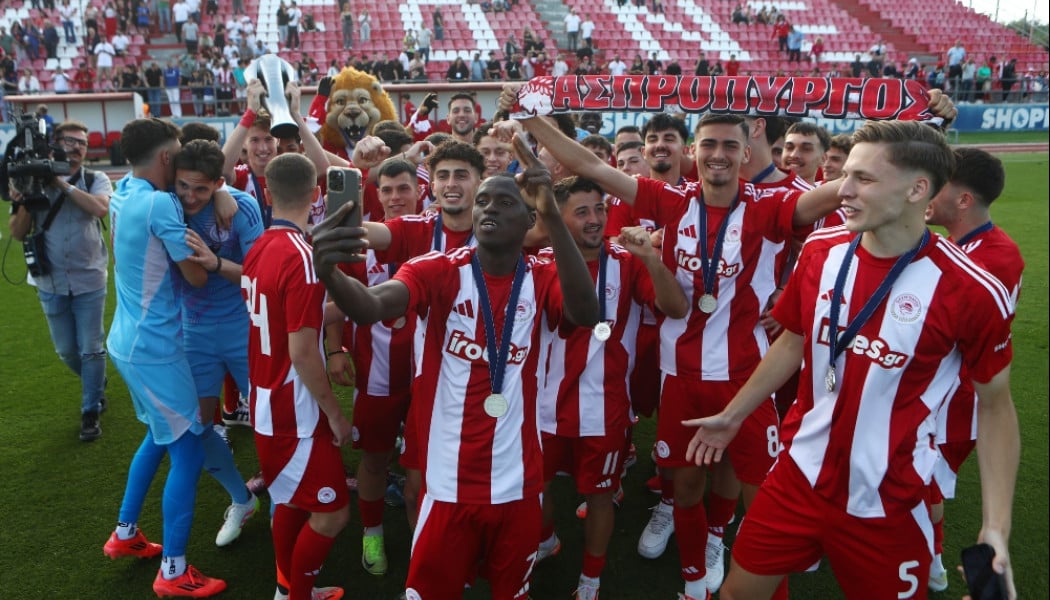 Σήκωσαν το τρόπαιο οι μικροί του Ολυμπιακού! (ΒΙΝΤΕΟ)