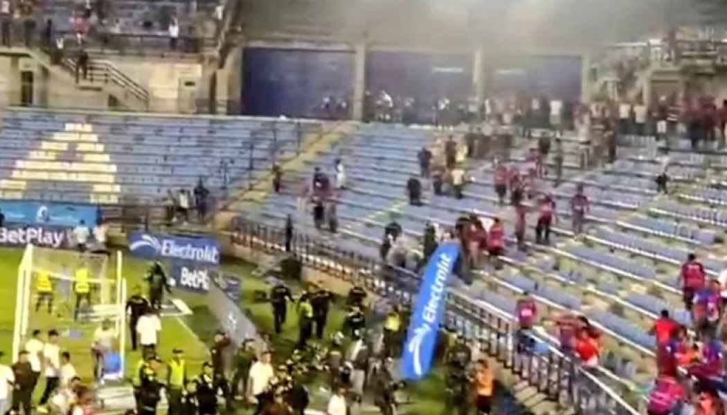 Χάος σε αγώνα! Ντου χούλιγκαν & τραυματισμός προπονητή και ball boy (vid)