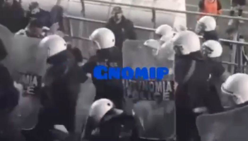 Απίστευτο ξύλο οπαδών με αστυνομικούς - Χαμός στις κερκίδες! (ΒΙΝΤΕΟ)