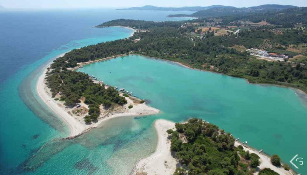 Η ελληνική παραλία – έκπληξη που θεωρείται η ωραιότερη στην Ευρώπη (Vid)