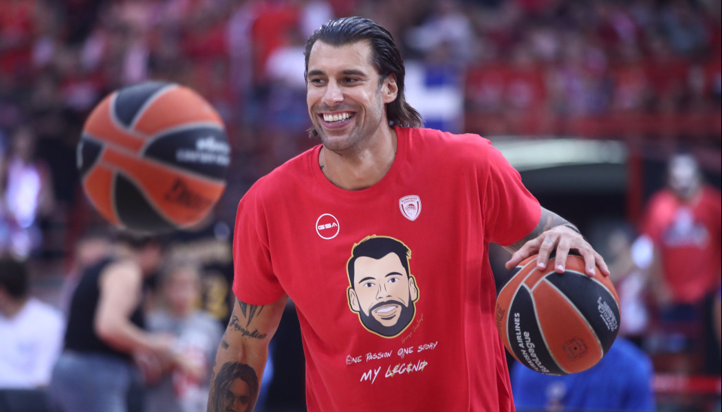 Σπάνια εμφάνιση Πρίντεζη με την οικογένειά του στο κέντρο της Αθήνας (ΦΩΤΟ)