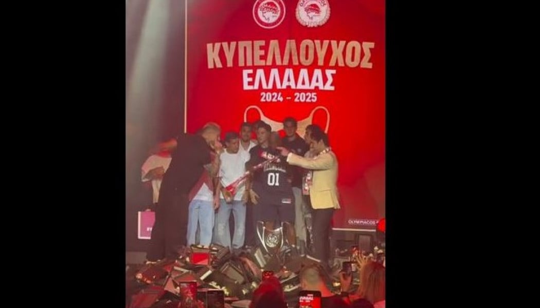 Γλέντι μέχρι το πρωί για τον Ολυμπιακό - Πήρε το μικρόφωνο ο Ροντινέι (Vid)