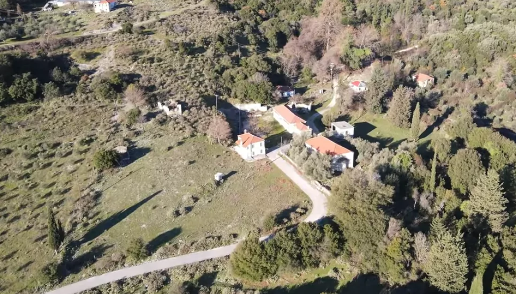 Το ερημωμένο ελληνικό χωριό που κάποτε εκεί ζούσε ένας βασιλιάς