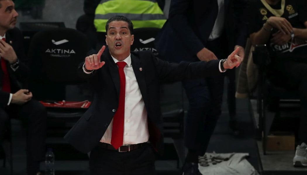Δύσκολες στιγμές για Σφαιρόπουλο - Θύμα ρίψης αντικειμένων! (Vid)
