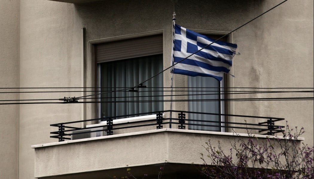 Πεντάχρονο αγοράκι έπεσε από μπαλκόνι ύψους 5 μέτρων στη Λάρισα
