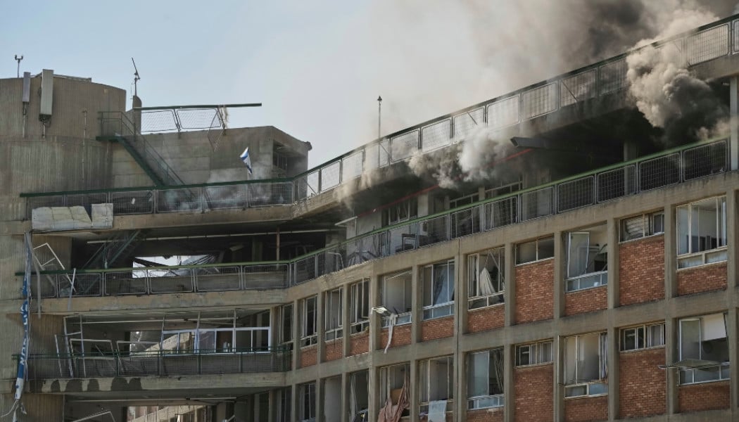 Οργή στο Ισραήλ: Το Ιράν βομβάρδισε νοσοκομείο - "Θα πληρώσουν το τίμημα"