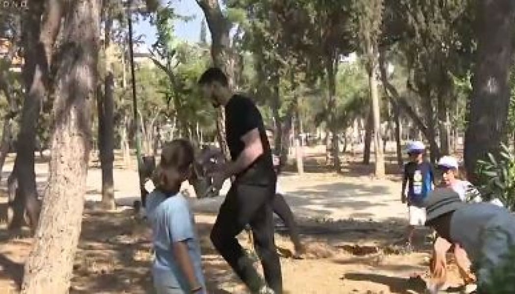 Ο Ενές Καντέρ ήρθε στην Ελλάδα και οργάνωσε δενδροφύτευση στην Αθήνα (Vid)