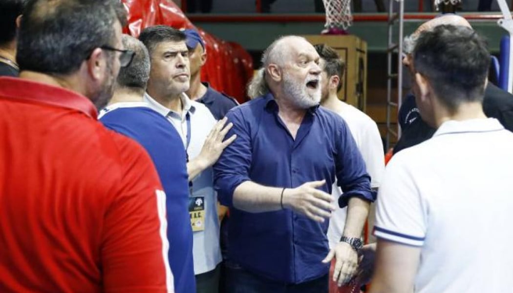 Έξαλλος Κουντούρης - "Μπούκαρε" στο γήπεδο μετά τον τελικό με ΑΕΚ (ΒΙΝΤΕΟ)