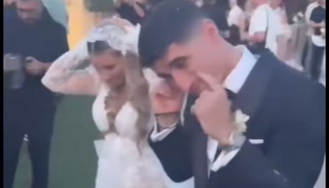 Παντρεύτηκε με... σύνθημα της ΑΕΚ ο Μάνταλος (ΒΙΝΤΕΟ)