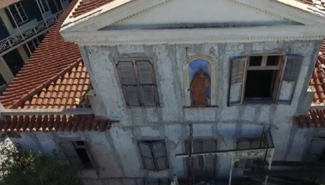 Το σπίτι με την πήλινη γυναίκα που βλέπει τα πάντα στο κέντρο της Αθήνας