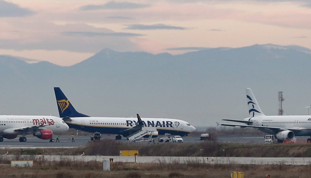 Σε αυτούς επιβάλλει πρόστιμα 586 ευρώ η Ryanair!