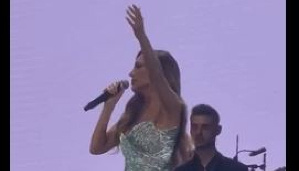 Δέσποινα Βανδή: Συγκινημένη στη συναυλία για τον Βασίλη Καρρά -«Δεν έφυγες»