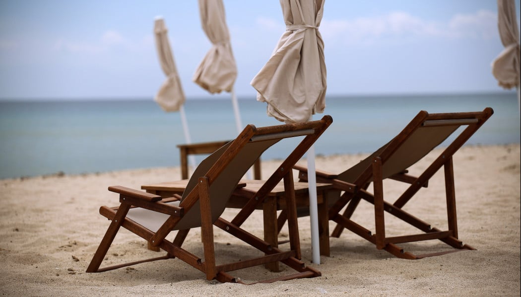 Δωρεάν ξαπλώστρες στις παραλίες των ξενοδοχείων: Τι αλλάζει φέτος