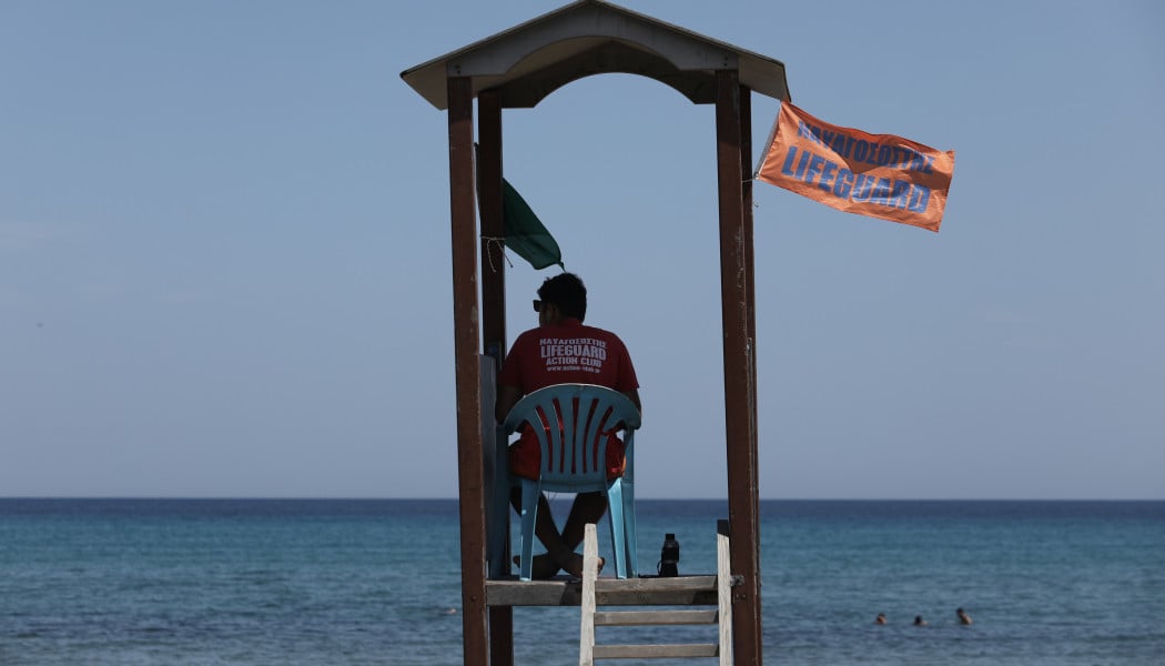 Ήρωας - ναυαγοσώστης χάρισε ξανά ζωή σε 3χρονο κοριτσάκι