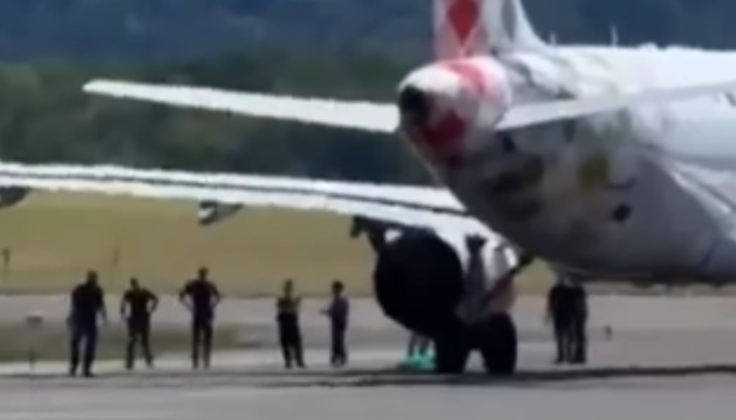 Τραγωδία σε αεροδρόμιο - Τον "ρούφηξε" κινητήρας! (ΒΙΝΤΕΟ)