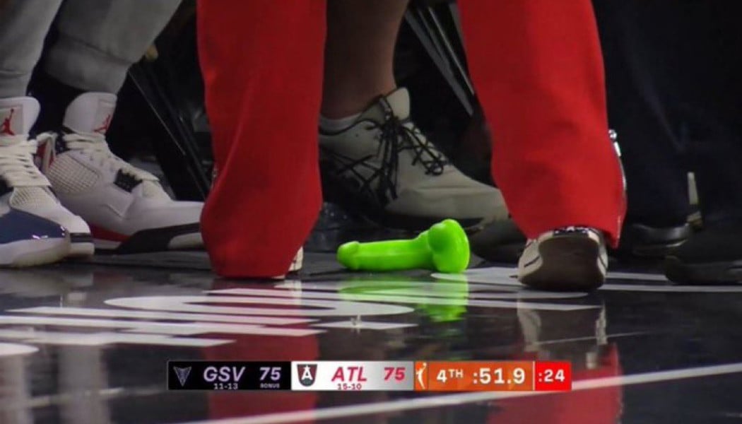 Σοκ! Πέταξαν δονητή στο γήπεδο σε αγώνα WNBA (ΒΙΝΤΕΟ)
