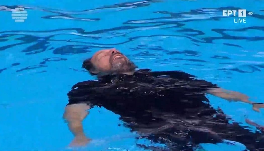 Η στιγμή του τελικού: Ο Παυλίδης... ξάπλωσε στο νερό μετά το έπος! (ΒΙΝΤΕΟ)